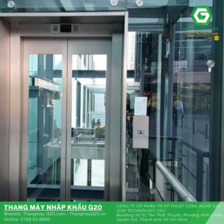 Thang Máy Kính Ngoài Trời với cửa tự động và vách kính trong suốt.